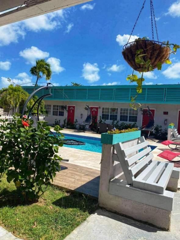 Georges Royal Inn Frederiksted Екстериор снимка