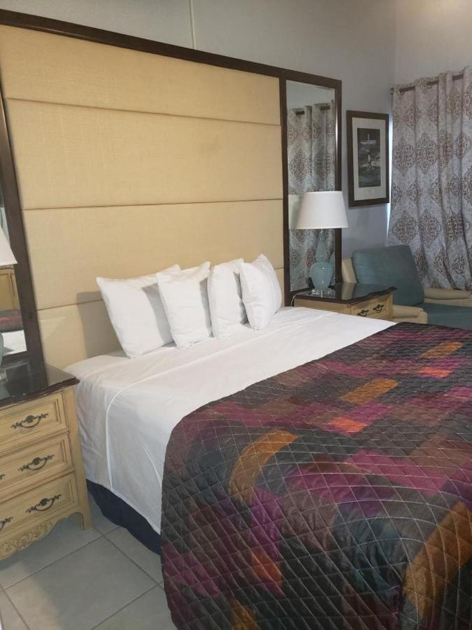 Georges Royal Inn Frederiksted Екстериор снимка